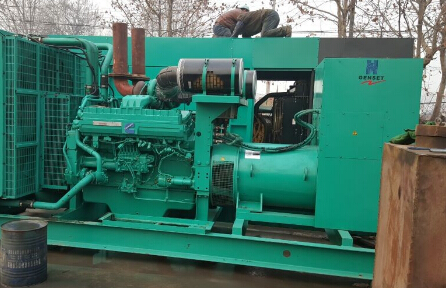 柳河发电机组如何判断水冷式机油散热器内部是否需要清洗？